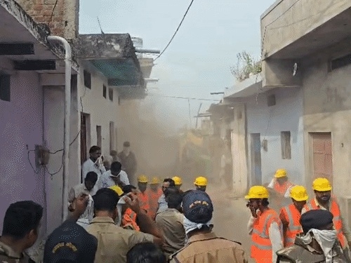 कार्रवाई के दौरान टीम ने स्थानीय लोगों को इलाके से बाहर कर दिया कार्रवाई के दौरान टीम ने स्थानीय लोगों को इलाके से बाहर कर दिया