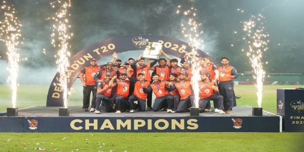 ट्रॉफी के साथ सेलाक्वी स्ट्राइकर्स की टीम ट्रॉफी के साथ सेलाक्वी स्ट्राइकर्स की टीम