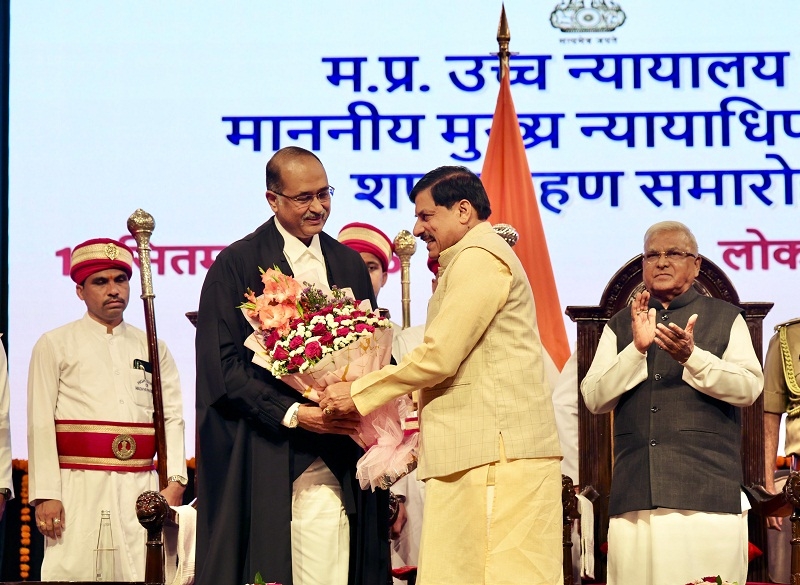 न्यायमूर्ति अल्पेश कोगजे का शपथ ग्रहण के स्वागत करते हुए मुख्यमंत्री न्यायमूर्ति अल्पेश कोगजे का शपथ ग्रहण के स्वागत करते हुए मुख्यमंत्री
