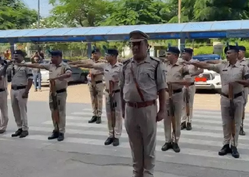 विकास को अंगदान के बाद गार्ड आफ आनर देते हुए विकास को अंगदान के बाद गार्ड आफ आनर देते हुए