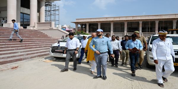 जिलाधिकारी ने रामघाट अंत्येष्टि स्थल के निर्माण कार्यों में तेजी लाने के दिए निर्देश