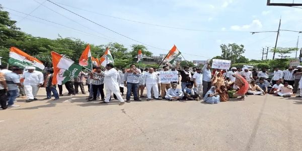 छतरपुर में सड़क के गड्ढों के विरोध में कांग्रेस का हाईवे पर धरना, आधे घंटे जाम रहा नेशनल हाइव