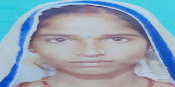 घास काटते समय सांप ने महिला को डसा, मौत