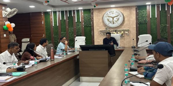 बारिश से क्षतिग्रस्त सड़कों को तत्काल मोटरेबल करें, लापरवाही पर ठेकेदारों पर होगी कार्रवाई : जिलाधिकारी