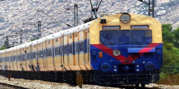 चार रेलगाड़ियों में अस्थायी रूप से लगाए जाएंगे अतिरिक्त कोच