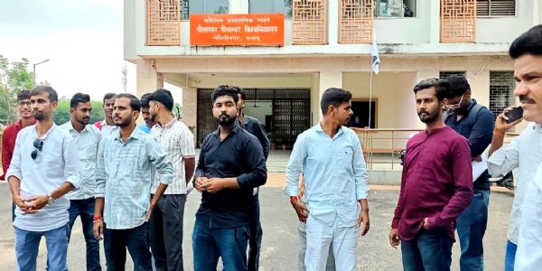 कुलपति पर कार्रवाई के बाद छात्र संगठनों का जश्न, कुलसचिव के हटाने के फैसले का विरोध
