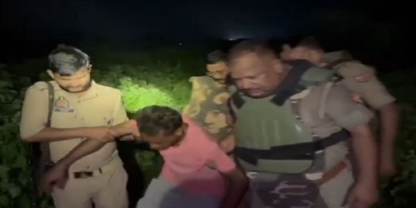 चेन स्नेचिंग के दो वांछित आरोपी मुठभेड़ में गिरफ्तार, एक को लगी गोली