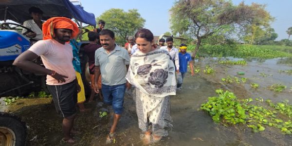 कमर भर पानी और ट्रैक्टर के सहारे बाढ़ पीड़ितों तक पहुंच रहीं शाहकुंड की सीओ हर्षा कोमल