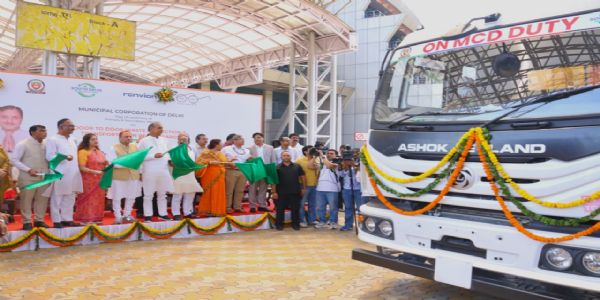महापौर ने 176 नए स्वच्छता वाहनों को हरी झंडी दिखाकर किया रवाना