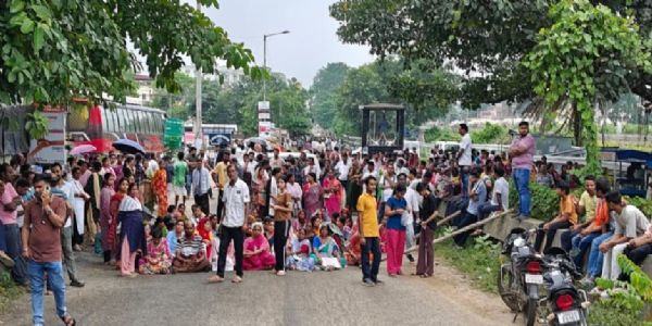 सड़क हादसे में पिता-पुत्री की मौत से भड़का आक्रोश, ग्रामीणों ने किया सड़क जाम