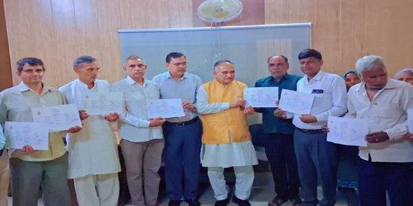 सोनीपत: मेयर ने प्लाट के मालिकाना हक के प्रमाण पत्र बांटे