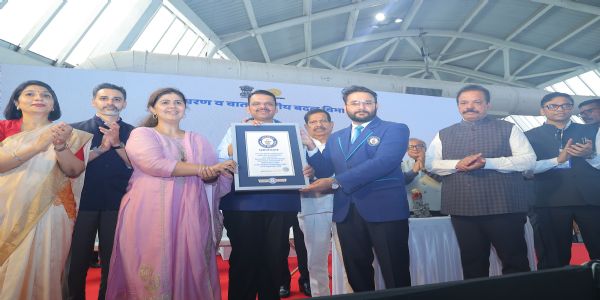 सीएम फडणवीस के साथ दस हजार विद्यार्थियों से बने बप्पा, गिनीज ऑफ़ रिकार्ड बना