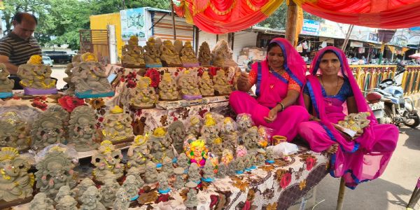 आगरमालवाः मिट्टी और गोबर से बनी गणेश प्रतिमाओं का स्टाल लगा