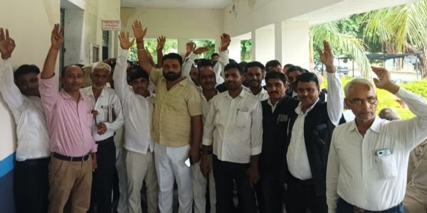 मीरजापुर : एसडीएम की कार्यशैली से नाराज अधिवक्ताओं ने लालगंज तहसील में किया प्रदर्शन