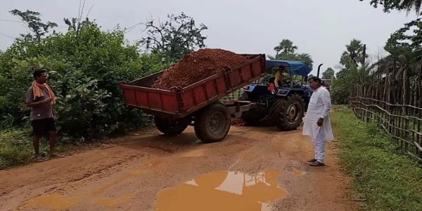 बीजापुर विधायक ने जेसीबी-ट्रैक्टर से खुद कराई  जर्जर सड़क की मरम्मत