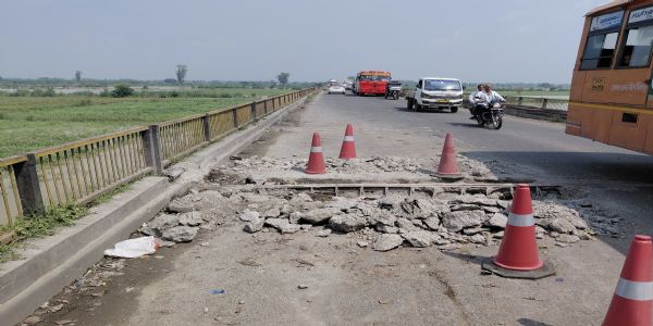 फर्रुखाबाद: रामगंगा पुल के जोड़ खुले, मरम्मत कार्य के चलते यातायात बाधित