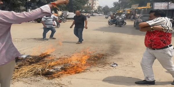 नर्मदापुरम में पुतला बुझाते दो नपा कर्मचारी झुलसे, सीएमओ का पुतला जलता देख आग बुझाने पहुंचे थे