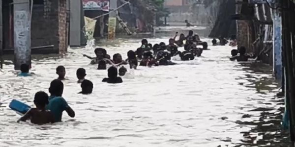 शहरी इलाकों में घुसा बाढ़ का पानी, छतों पर रहने को मजबूर हुए लोग