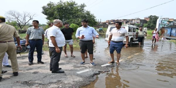 बाढ़ प्रभावित परिवारों को जरूरत पड़ने पर तत्काल सुरक्षित स्थान पर पहुंचाएं : जिलाधिकारी