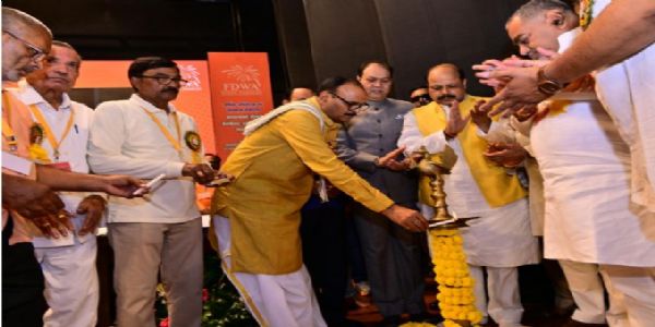 सुरक्षा मानकों के साथ आतिशबाजी कारोबार को बढ़ावा देना सरकार की प्राथमिकता : ब्रजेश पाठक