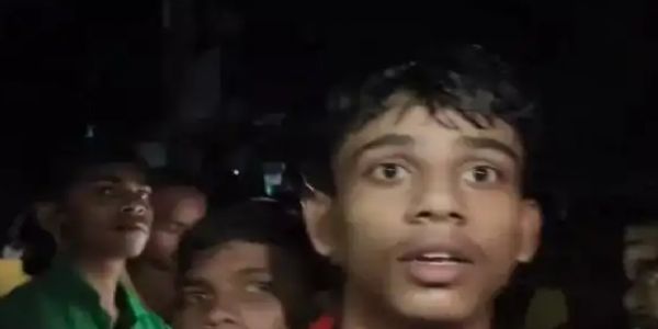 रायबरेली में छात्र सड़क पर उतरे,बिजली-किताबों को लेकर प्रदर्शन