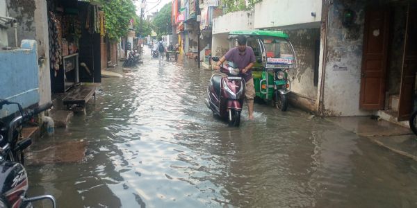 जौनपुर : दाे घंटे की बारिश ने शहर को किया जलमग्न, राहगीरों की बढ़ी परेशानी