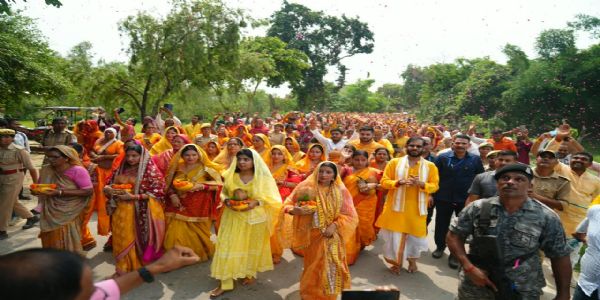 रायबरेली : श्री शिव पुराण कथा के शुभारंभ पर निकली कलश यात्रा, हेलीकॉप्टर से हुई पुष्पवर्षा