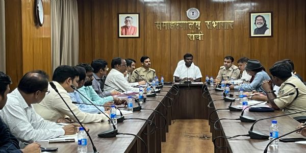 त्योहारों को लेकर प्रशासन अलर्ट, पंडाल से लेकर विसर्जन तक सुरक्षा के कड़े निर्देश