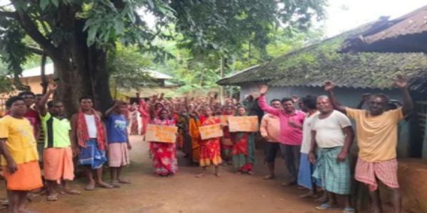 शराबबंदी की मांग को लेकर सड़क पर उतरीं महिलाएं