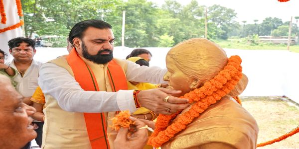 मुख्यमंत्री ने अपनी मां एवं तारापुर की पूर्व विधायक स्व० पार्वती देवी जी की पुण्य तिथि पर किया नमन, पुष्प अर्पित कर दी श्रद्धांजलि