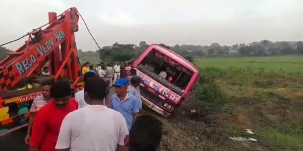 मोटरसाइकिल को बचाने में नियंत्रण खो बैठी मिनीबस, सड़क किनारे पलटी