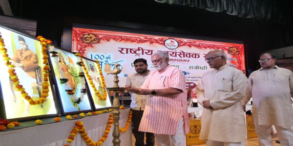 गोष्ठी में राष्ट्रीय स्वयंसेवक संघ के अखिल भारतीय कार्यकारिणी सदस्य डॉ मनमोहन वैद्य