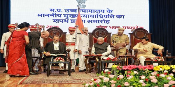 न्यायमूर्ति अल्पेश कोगजे शपथ ग्रहण करने के बाद हस्ताक्षर करते हुए न्यायमूर्ति अल्पेश कोगजे शपथ ग्रहण करने के बाद हस्ताक्षर करते हुए