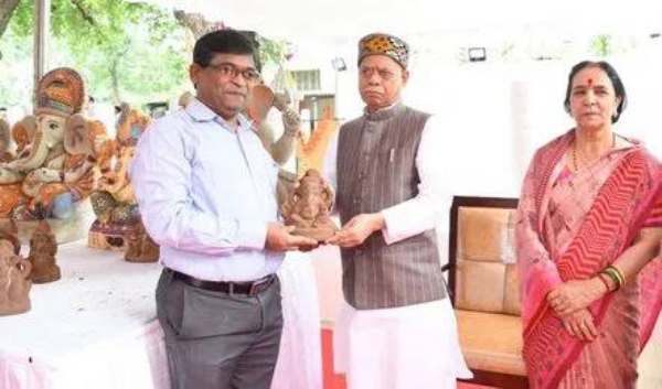 तेलंगाना लोक भवन में मिट्टी के गणेश वितरित करते राज्यपाल शिव प्रताप शुक्ला
