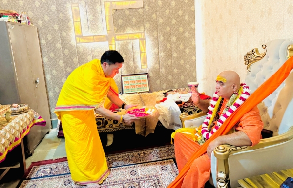 आरती करते हुए अरुणाचल प्रदेश के मुख्यमंत्री पेमा खांडू