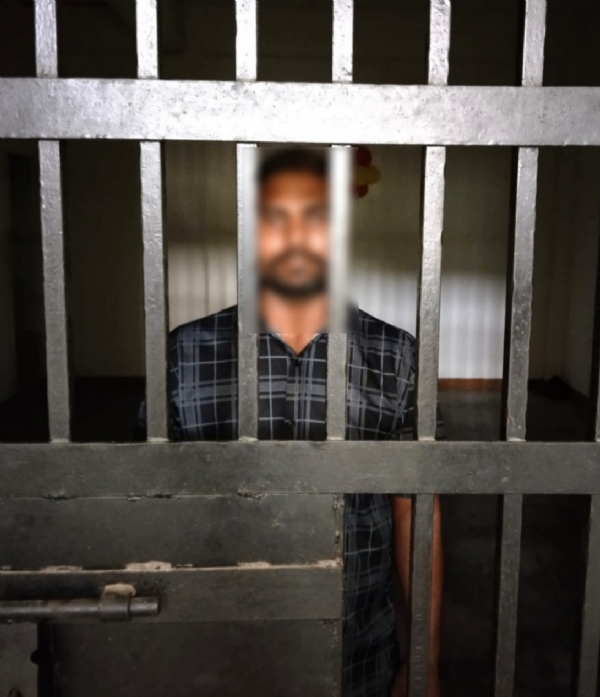 गोरखपुर में गैंगस्टर एक्ट के वांछित अभियुक्त योगेन्द्र सिंह को गिरफ्तार कर ले जाती एम्स थाना पुलिस। गोरखपुर में गैंगस्टर एक्ट के वांछित अभियुक्त योगेन्द्र सिंह को गिरफ्तार कर ले जाती एम्स थाना पुलिस।