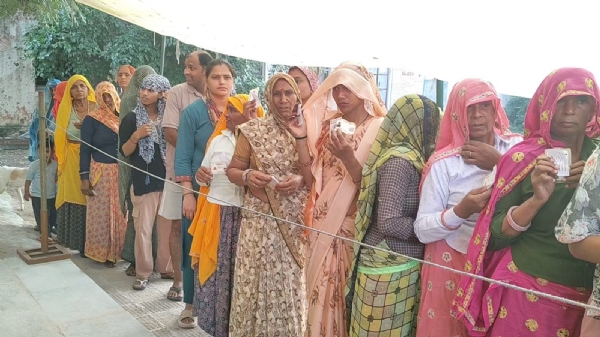 अलवर. मतदान के लिए लगी लाइन. अलवर. मतदान के लिए लगी लाइन.