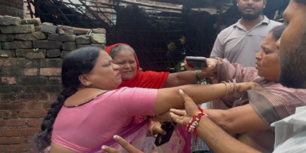 बीच सड़क चेयरमैन व पूर्व चेयरमैन में मारपीट, मचा हंगामा