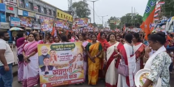 रैली मे शामिल महिला मोर्चा के सदस्य और कार्यकर्ता