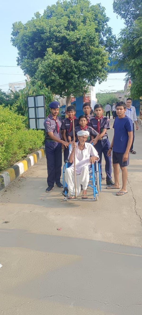 अलवर. मतदान के लिए बुजुर्ग को ले जाते स्काउट गाइड. अलवर. मतदान के लिए बुजुर्ग को ले जाते स्काउट गाइड.