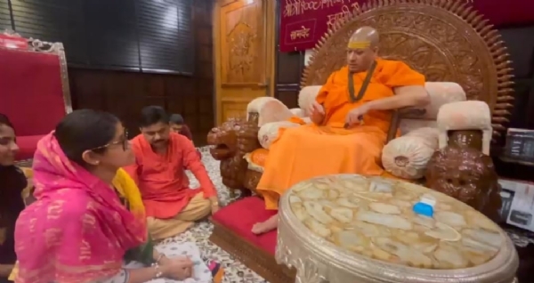 स्वामी कैलाश आनंद गिरि से आशीर्वाद लेती अनुप्रिया