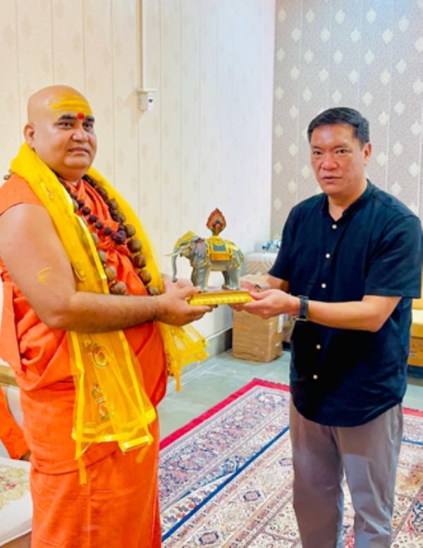 अरुणाचल प्रदेश के मुख्यमंत्री पेमा खांडू महाराज जी काे हाथी भेंट करते हुए