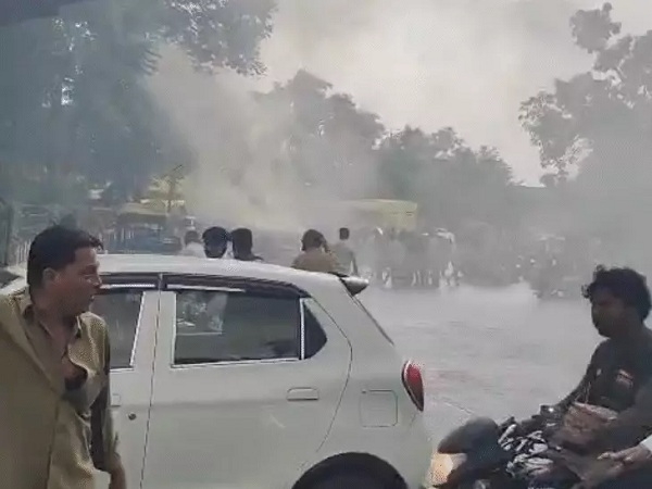 इंदौर में चलती कार में लगी आग