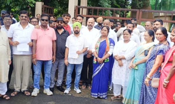 जिला कांग्रेसियों द्वारा एसएसपी को ज्ञापन सौंपते और प्रदर्शन करते