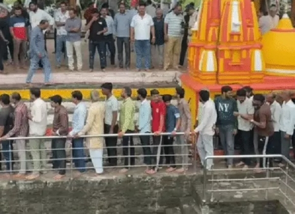 गणेश प्रतिमा की आंखों से आंसू निकलने की खबर के बाद मंदिर में लगी भक्तों की कतार
