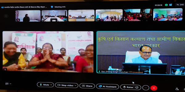 लखपति दीदी से संवाद करते हुए शिवराज सिंह चौहान