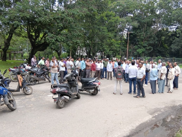 एचईसी मुख्यालय के समीप प्रदर्शन करते एचईसी कर्मियों की तस्वीर एचईसी मुख्यालय के समीप प्रदर्शन करते एचईसी कर्मियों की तस्वीर