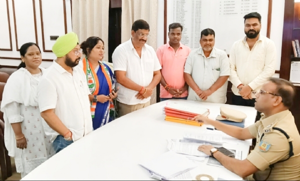 जिला कांग्रेसियों द्वारा एसएसपी को ज्ञापन सौंपते और प्रदर्शन करते