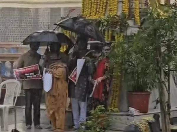विरोध में परिवार सहित धरने पर बैठे कालरा विरोध में परिवार सहित धरने पर बैठे कालरा