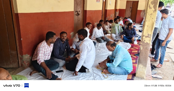 धरने पर बैठे लेखपाल यूनियन के लोग
